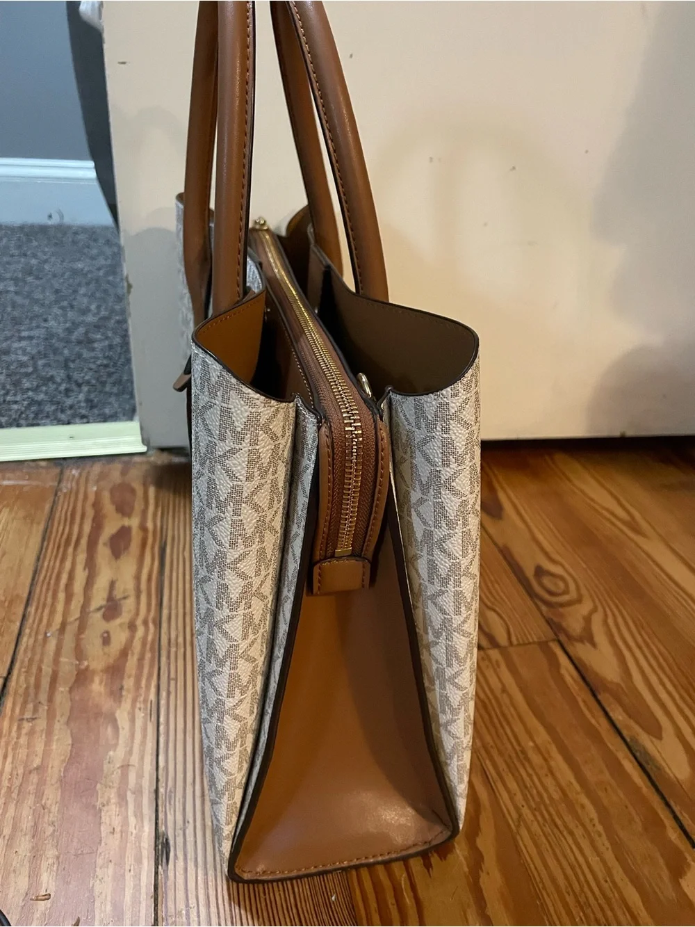 NWOT Michael Kors Jet Set Signature Logo Tote in Vanilla/Acorn